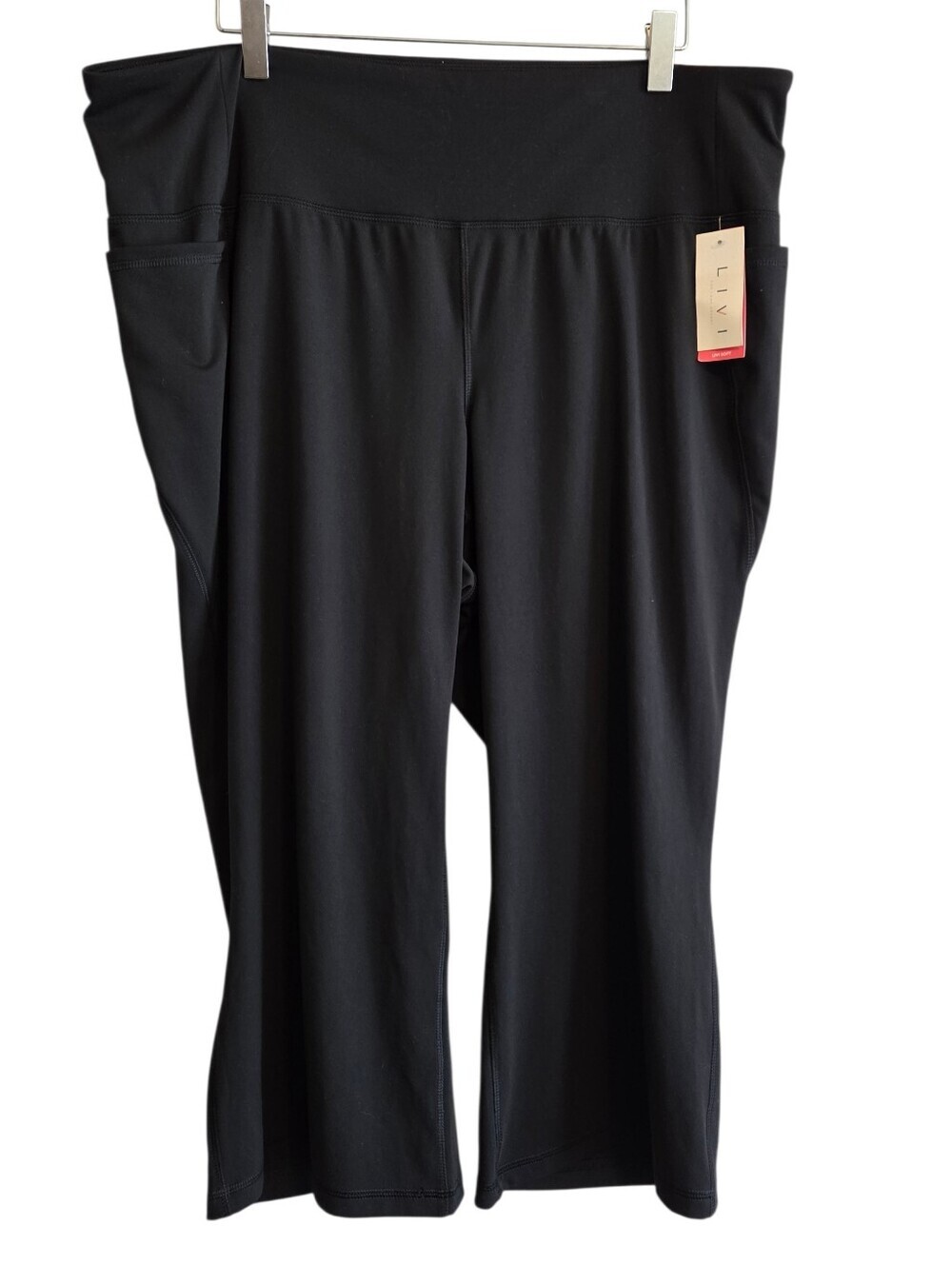 Lane Bryant Black LIVI Soft Bootcut Capri Active Leggings Sz 22/24 Athletic